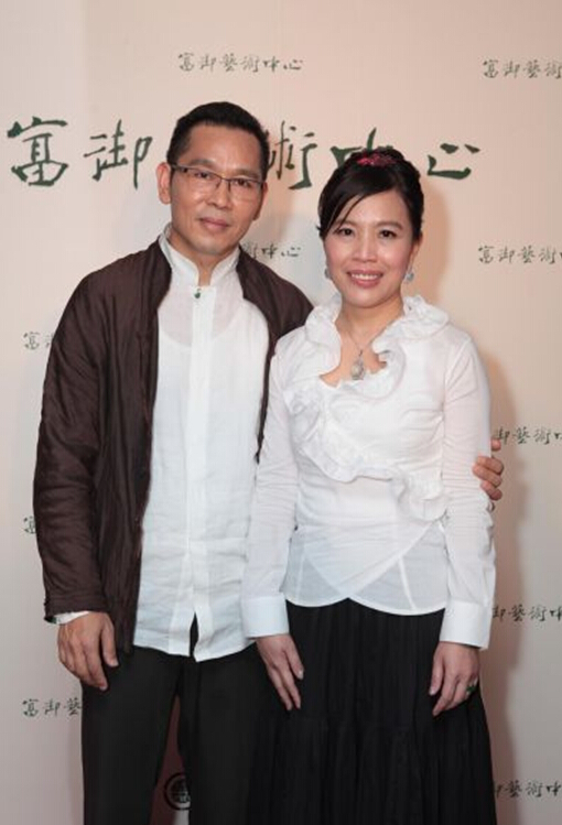 胡焱荣和刘伟贞站在四国化成硅藻泥前接受采访